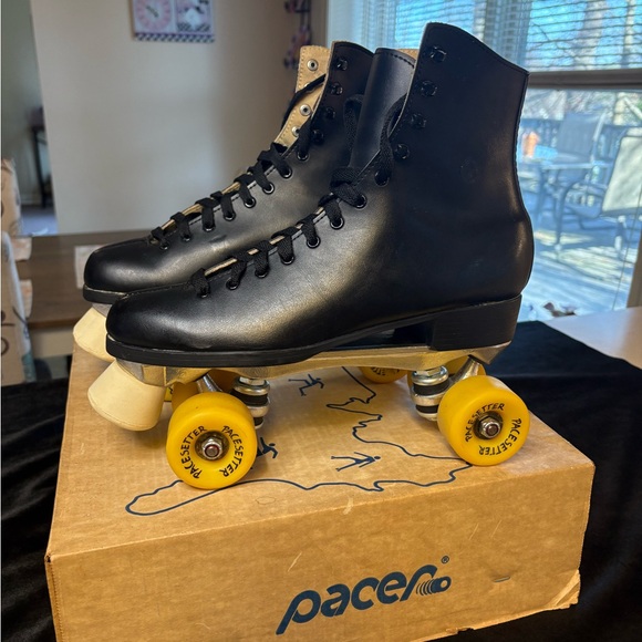 Other - Vintage Black Pacer Brand Mens Size 9 Roller Skates